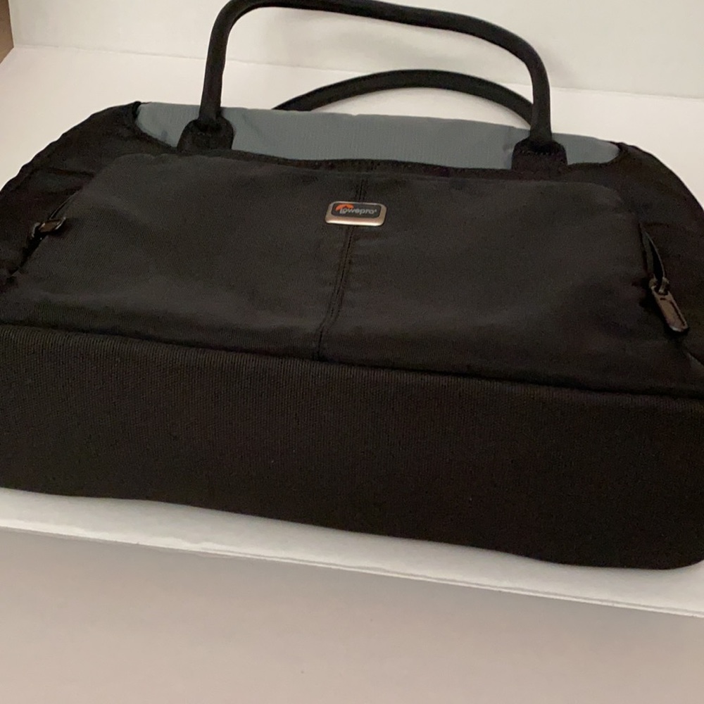 Lowepro laptop bag. - Picture 2 of 8